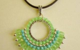 Подвеска из бисера: учимся создавать оригинальные украшения