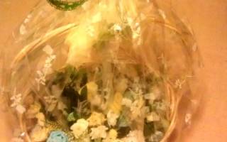 Букет из одежды для новорожденных: подробно разбираемся в каждом этапе