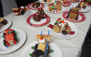 Автомобиль из конфет: мастер-класс для сладкоежек