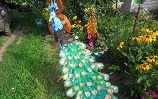 Павлин из бутылок для украшения сада или дачи