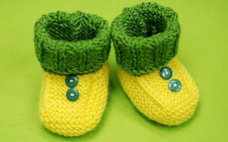 Пинетки спицами для начинающих: дарим тепло своим малышам