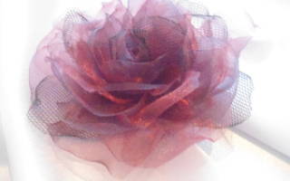 Цветок из фатина: несколько вариаций по созданию воздушных украшений