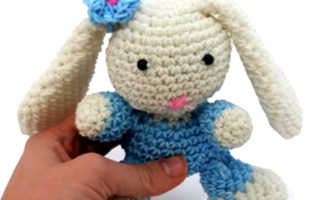 Как сплести из резинок зайчика: занимательные уроки с различными инструментами