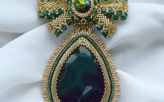 Броши, вышитые бисером в оригинальной технике: мастерим украшение сами