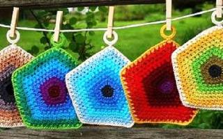 Бабушкин квадрат крючком: разноцветные схемы для сказочного изделия