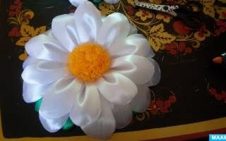 Ромашка из лент для праздничного украшения волос