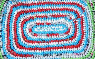 Коврик из старых футболок: пробуем все четыре техники создания