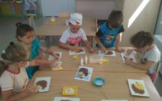 Аппликация из крупы: делаем забавного ежика