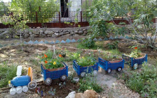 Паровозик из пластиковых бутылок как оригинальное украшение сада или дачи