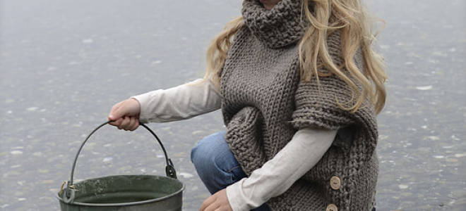 Жилет-пончо спицами для маленькой принцессы