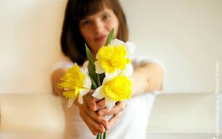 Нарцисс из гофрированной бумаги своими руками с добавлением сладостей