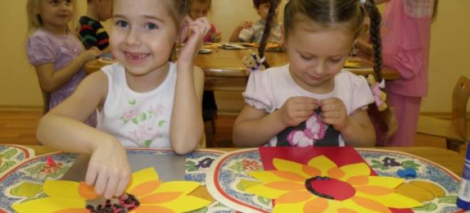 Подсолнух из бумаги разных видов в простой аппликации