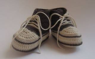 Пинетки-кроссовки крючком для маленьких спортсменов