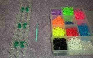 Как сплести из резинок панду: дружелюбная зверушка-брелок