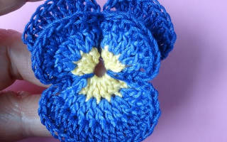 Анютины глазки крючком: создание цветочной композиции