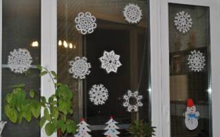 Вырезание снежинок из бумаги для украшения стен и окон