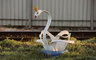 Как вырезать лебедя из покрышки: пошаговая инструкция изделия для сада