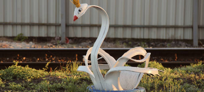 Как вырезать лебедя из покрышки: пошаговая инструкция изделия для сада