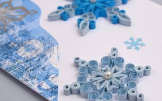 Картина в технике квиллинг: бабочка и новогодняя елочка